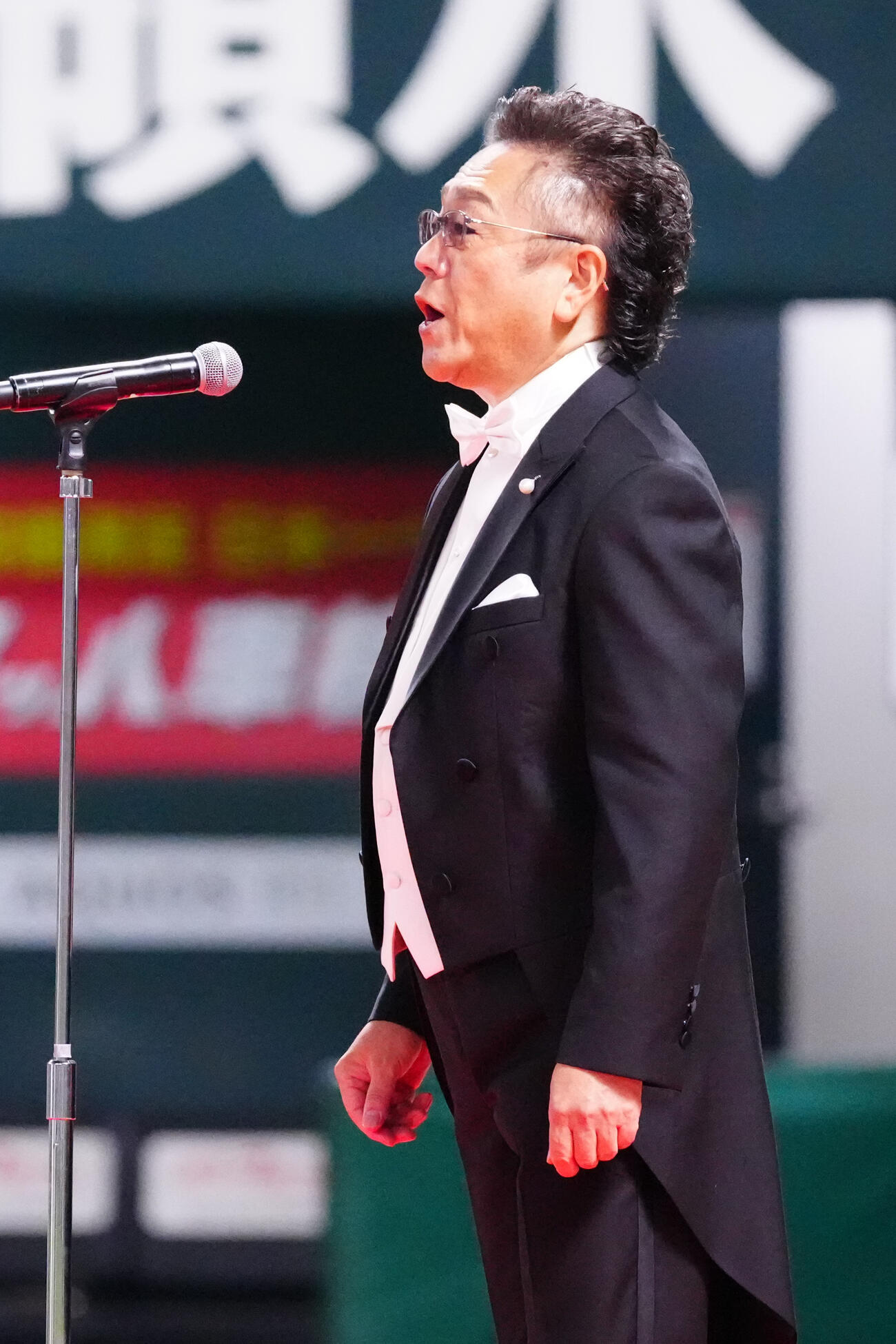 ソフトバンク対DeNA　試合前、君が代独唱するテノール歌手の榛葉昌寛（撮影・江口和貴）
