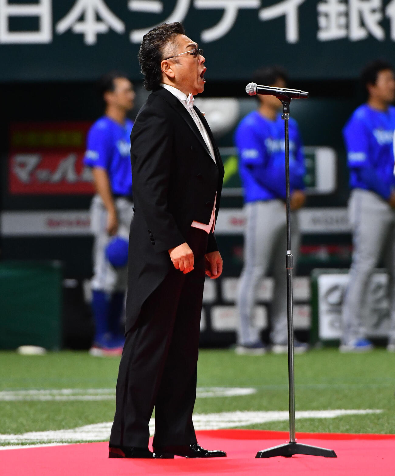ソフトバンク対DeNA　君が代独唱を務めた、テノール歌手の榛葉昌寛（撮影・岩下翔太）