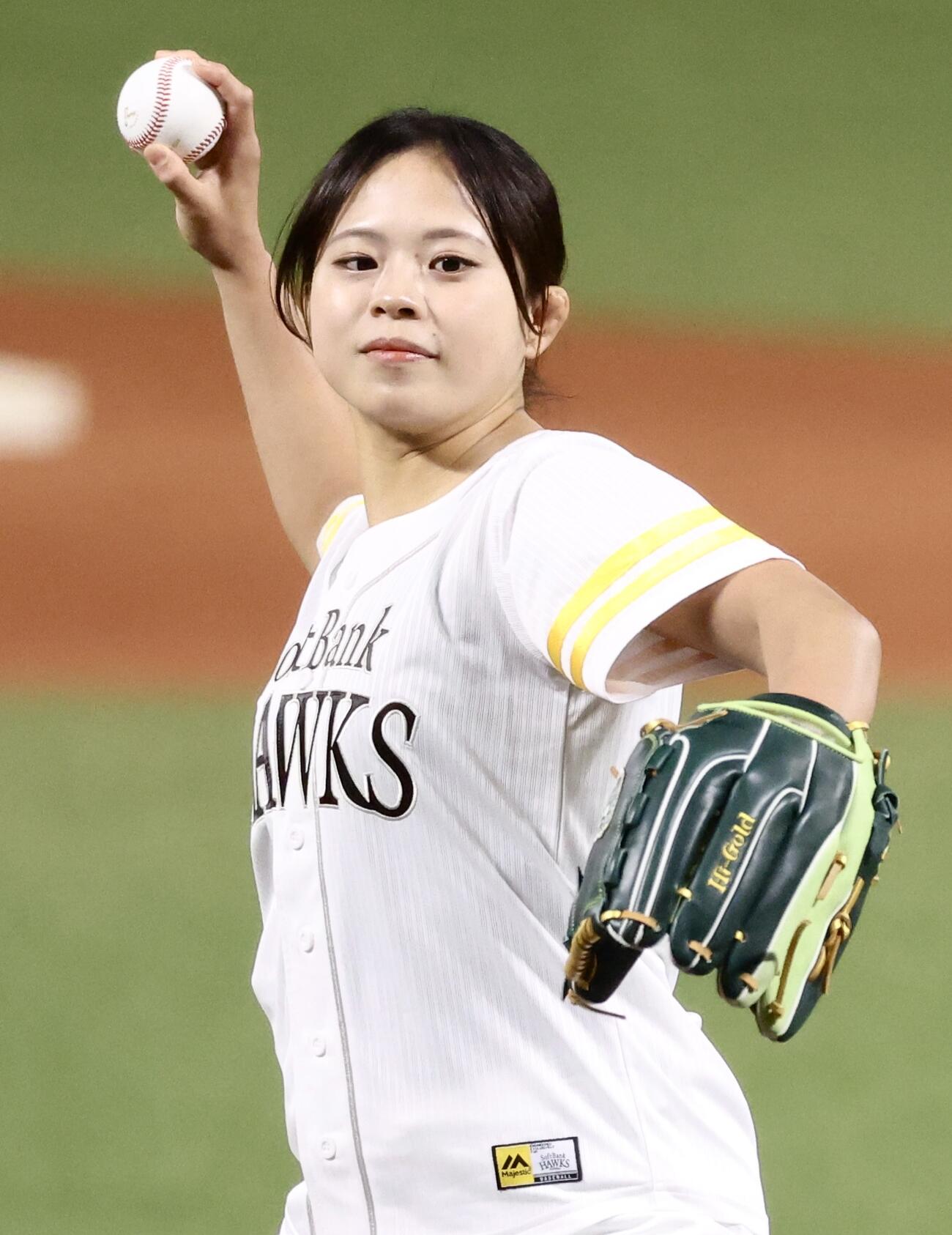 ソフトバンク対DeNA　開始前、始球式を務める柔道女子48キロ級アジア大会金メダリスト近藤美月（撮影・河田真司）