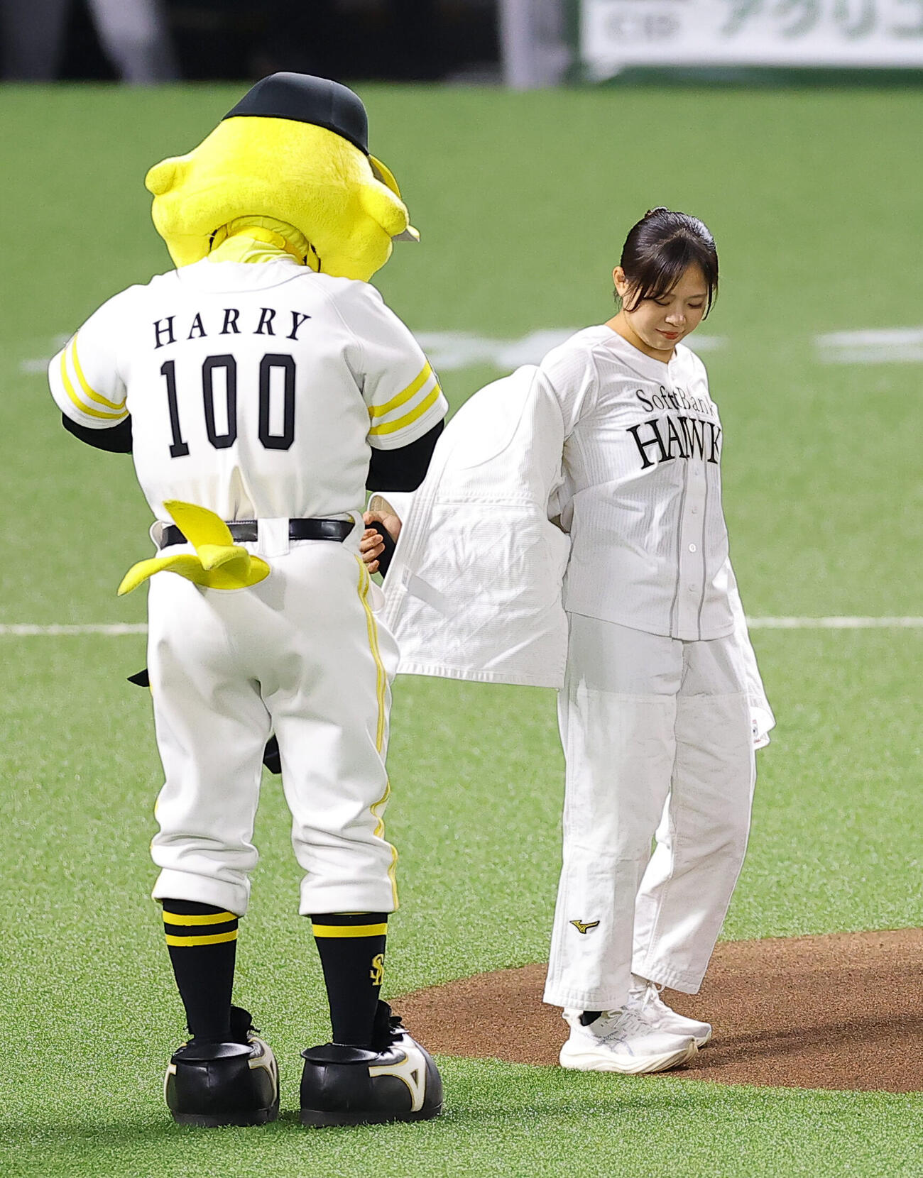 ソフトバンク対DeNA　始球式を務めた柔道女子48kg級アジア大会金メダリストの近藤美月は柔道着を脱ぎホークスのユニホームを披露する（撮影・上田博志）