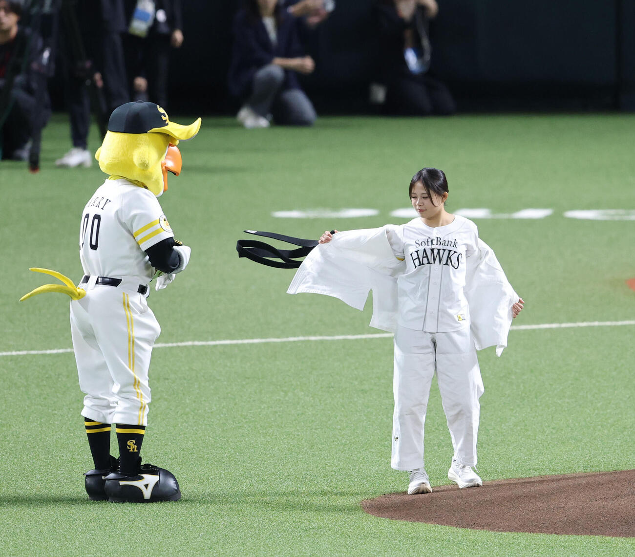 ソフトバンク対DeNA　始球式の前に柔道着を脱いでユニホーム姿になる近藤美月（撮影・梅根麻紀）