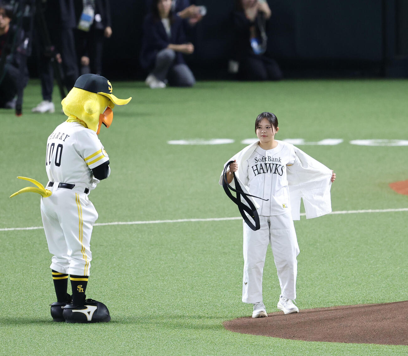 ソフトバンク対DeNA　始球式の前に柔道着を脱いでユニホーム姿になる近藤美月（撮影・梅根麻紀）