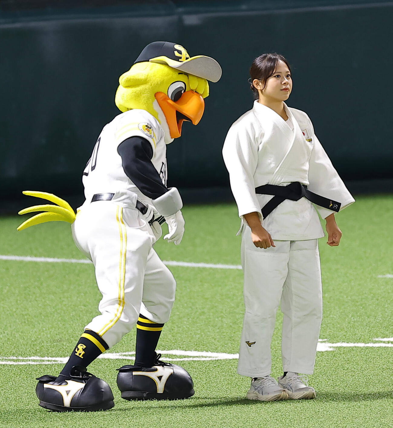 ソフトバンク対DeNA　始球式を務めた柔道女子48kg級アジア大会金メダリストの近藤美月（撮影・上田博志）