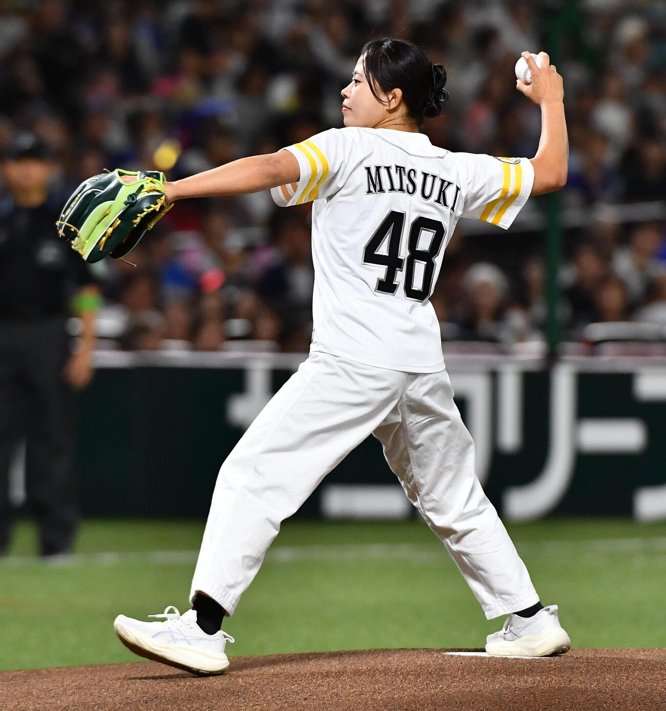 ソフトバンク対DeNA　始球式を務めた、柔道女子48kg級アジア大会金メダリストの近藤美月（撮影・岩下翔太）