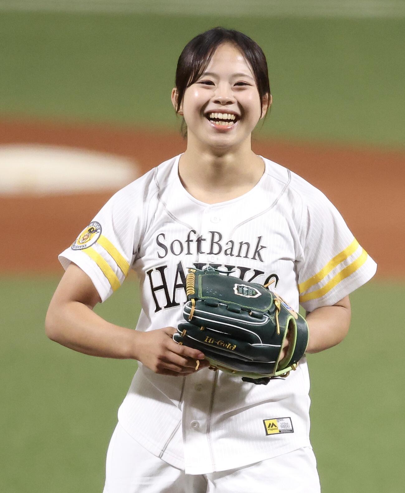 ソフトバンク対DeNA　開始前、始球式を務める近藤美月（撮影・河田真司）