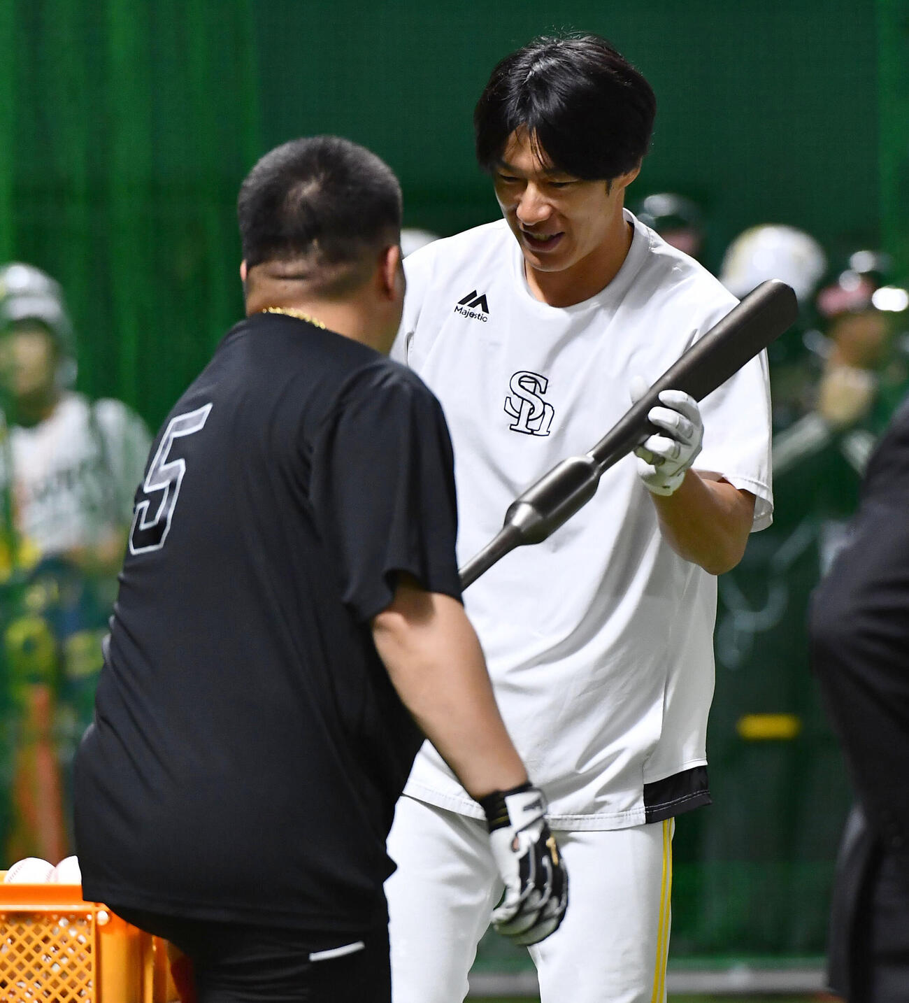 ソフトバンク対DeNA　試合前、山川穂高（左）が持参した特殊な形のバットで試し打ちをして返却するソフトバンク柳田悠岐（撮影・岩下翔太）