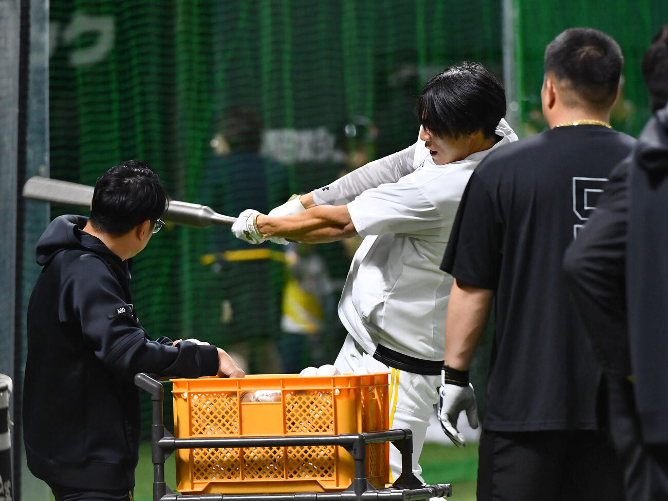 ソフトバンク対DeNA　試合前、山川穂高（右）が持参した特殊な形のバットで試し打ちをするソフトバンク柳田悠岐（撮影・岩下翔太）