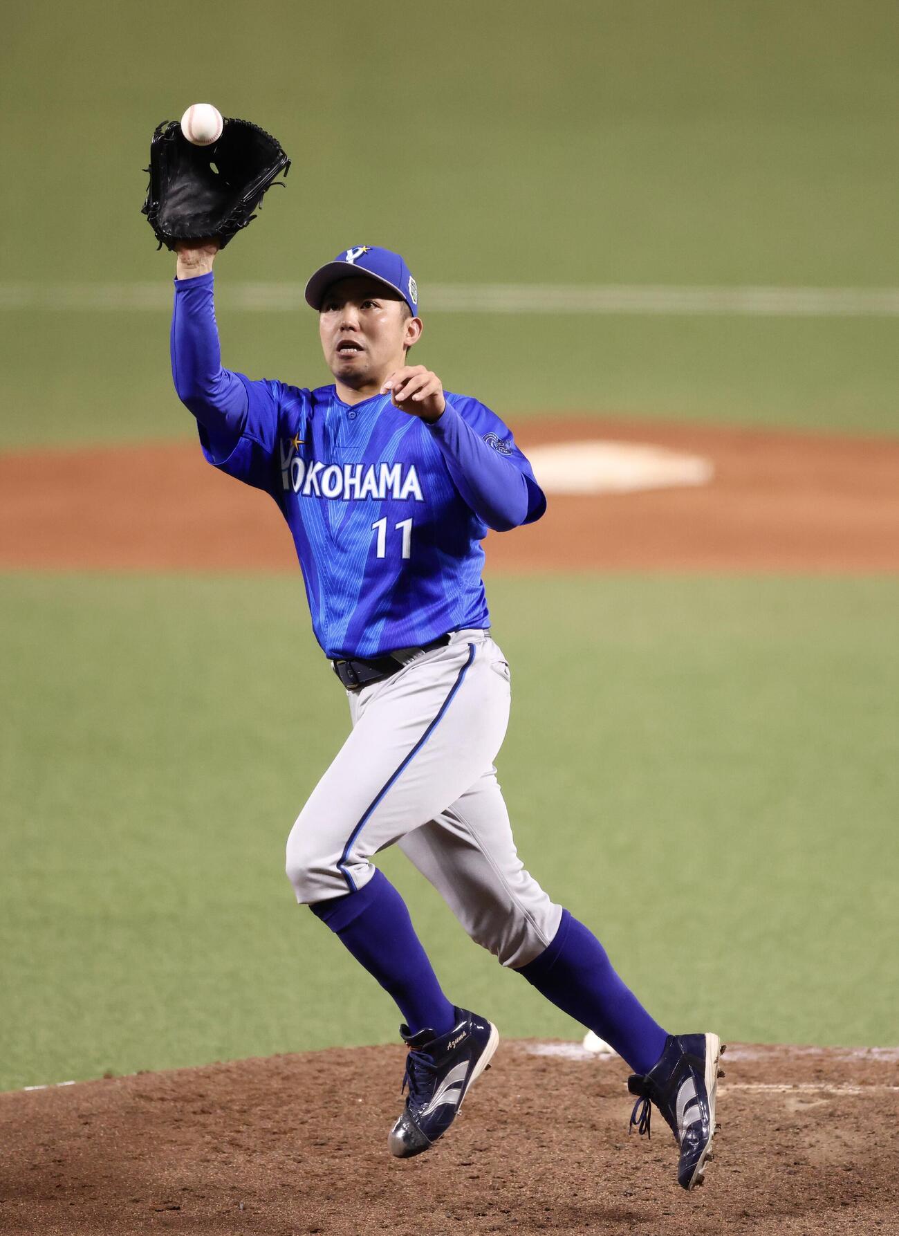 ソフトバンク対DeNA 4回裏ソフトバンク1死一塁、山川穂高を投ゴロ併殺に打ち取る東克樹（撮影・河田真司）