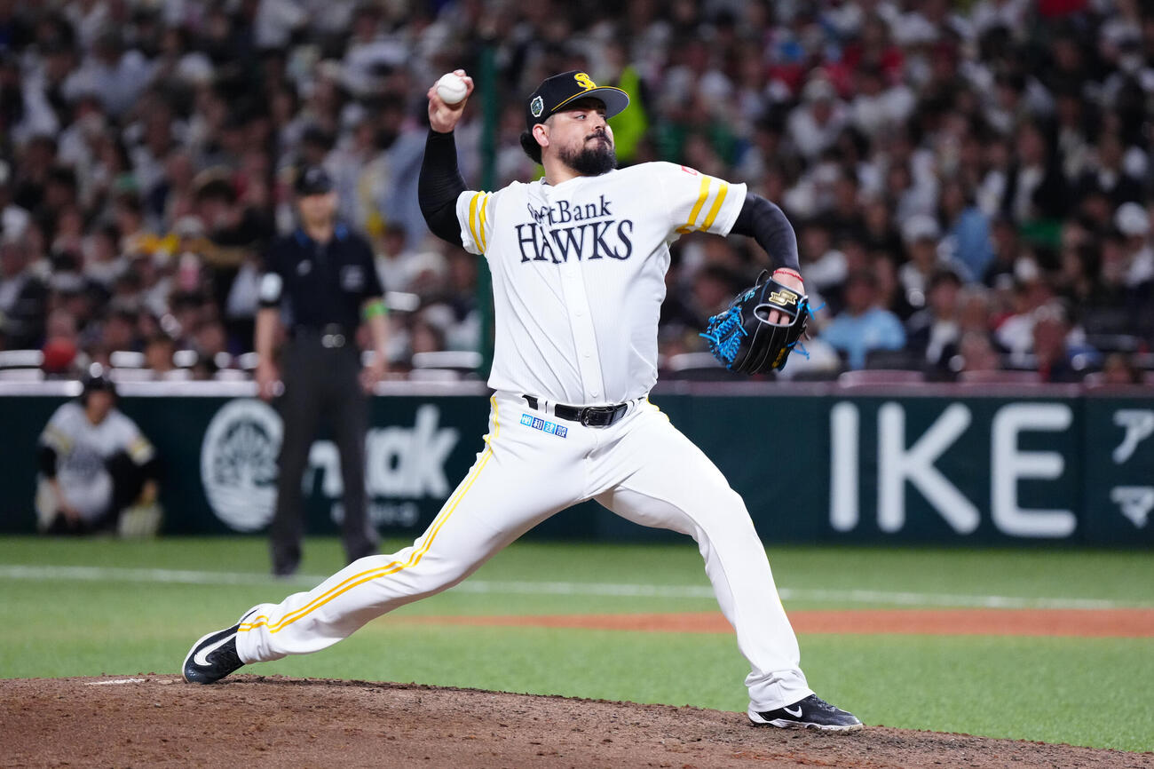 ソフトバンク対DeNA　ソフトバンク2番手のロベルト・オスナ（撮影・江口和貴）