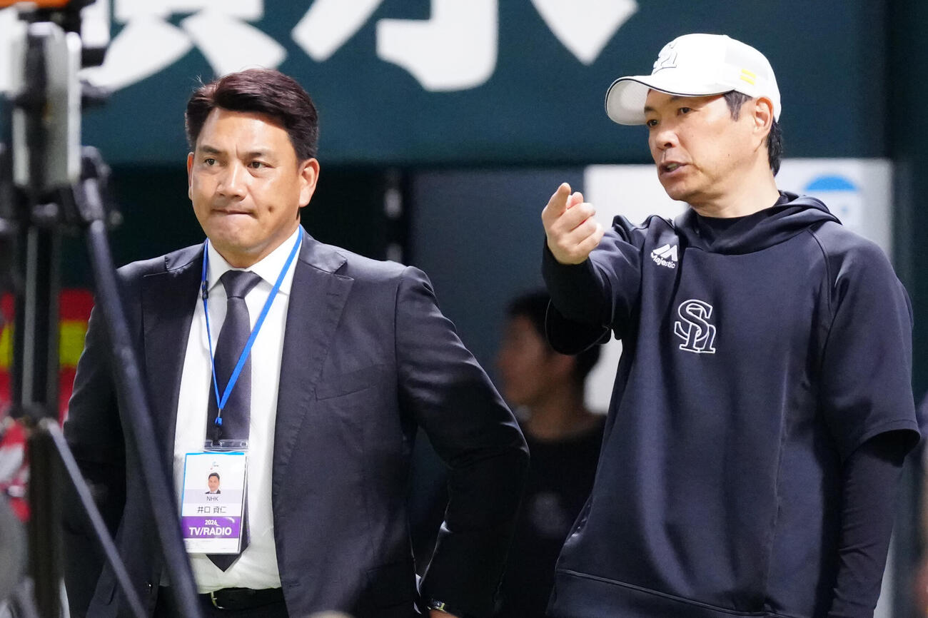 ソフトバンク対DeNA　試合前、言葉を交わすソフトバンク小久保裕紀監督（右）と侍ジャパン井口資仁監督（撮影・江口和貴）