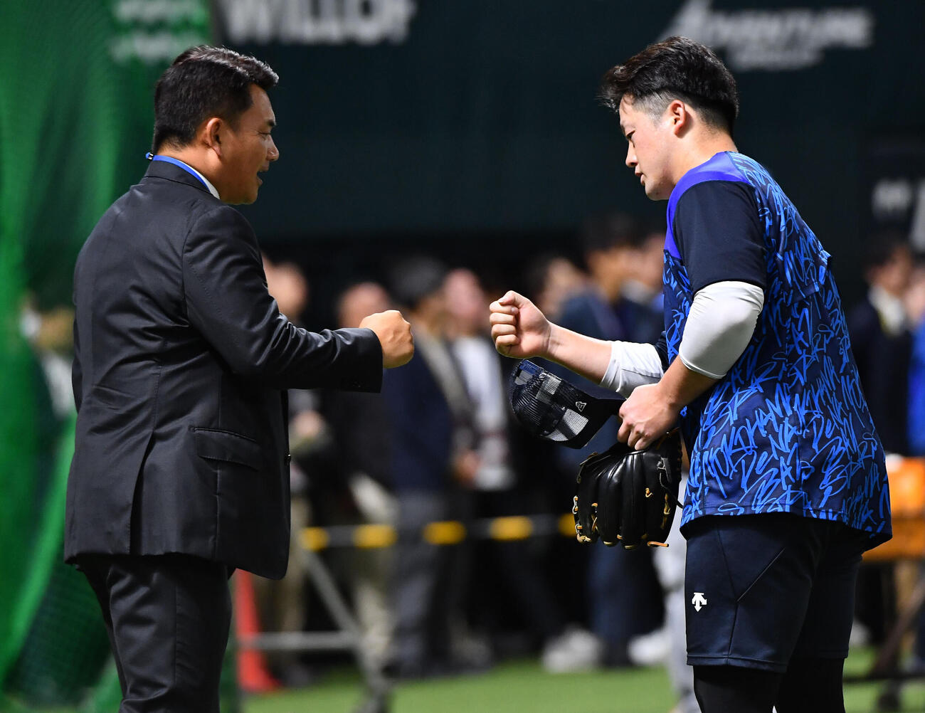 ソフトバンク対DeNA　試合前、DeNA牧秀悟（右）とグータッチを交わす侍ジャパン井口資仁監督（撮影・岩下翔太）