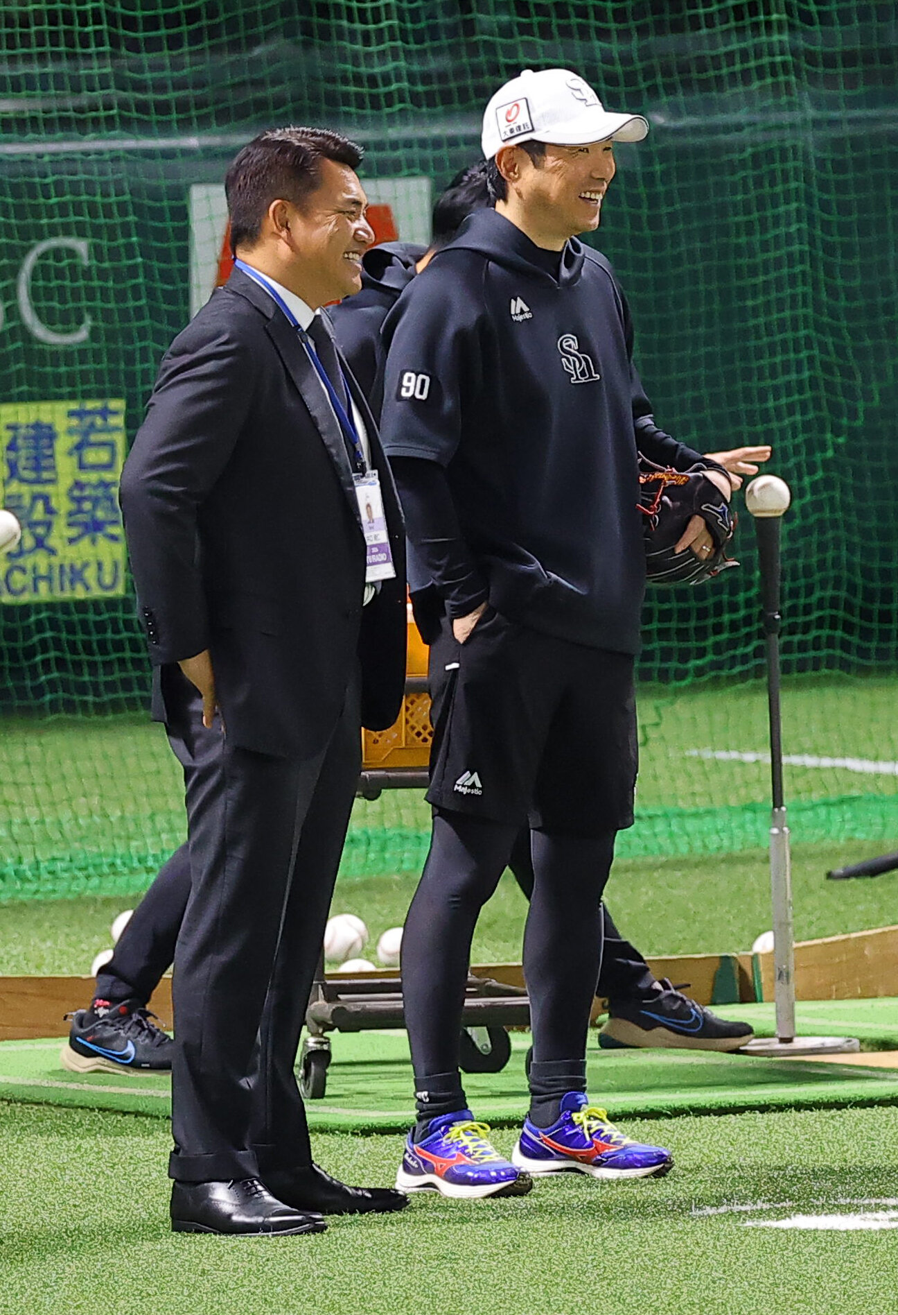 ソフトバンク対DeNA　ソフトバンク小久保裕紀監督（右）と談笑する侍ジャパン井口資仁監督（撮影・上田博志）