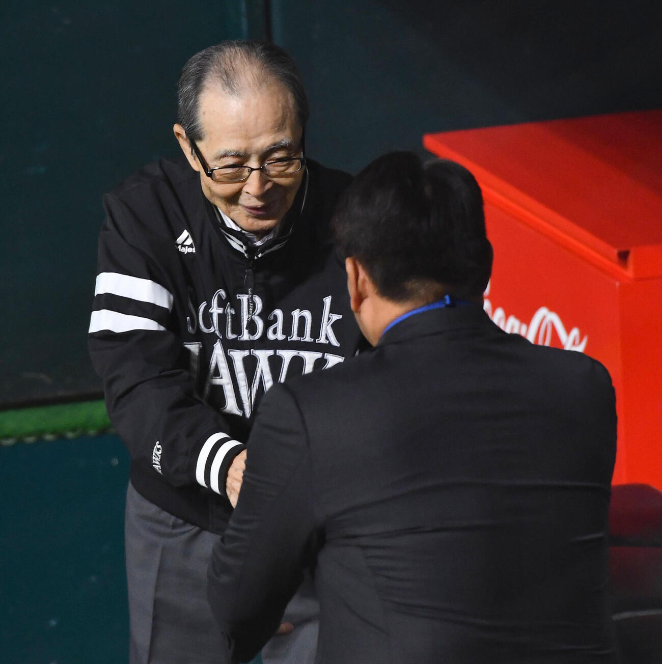 ソフトバンク対DeNA　試合前、侍ジャパン井口資仁監督（右）と握手を交わすソフトバンク王貞治球団会長兼特別チームアドバイザー（撮影・岩下翔太）