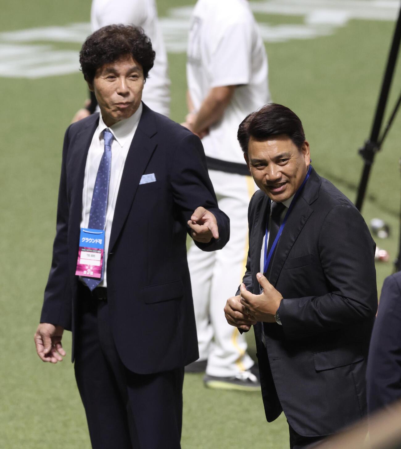 ソフトバンク対DeNA　試合前、言葉を交わす秋山幸二氏（左）と侍ジャパン井口資仁監督（撮影・河田真司）