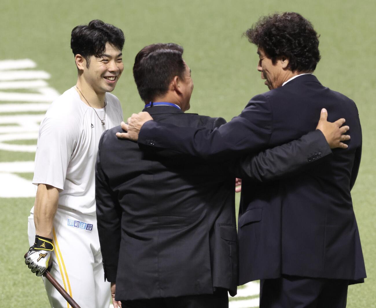 ソフトバンク対DeNA　試合前、侍ジャパン井口資仁監督（中央）と秋山幸二氏にあいさつするソフトバンク近藤健介（左）（撮影・河田真司）