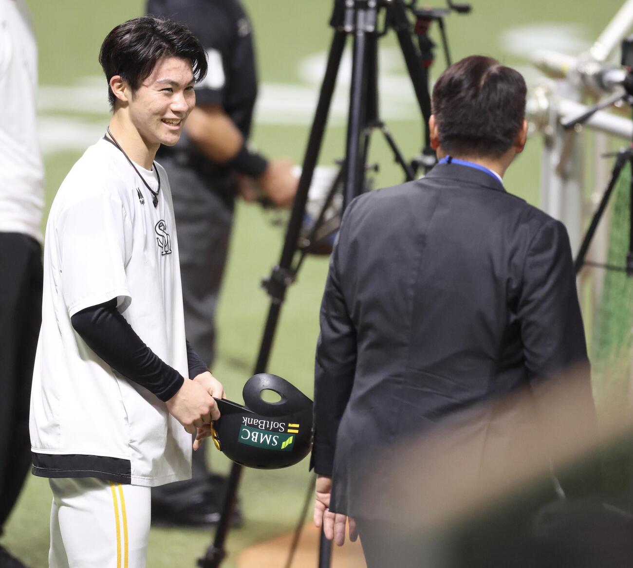ソフトバンク対DeNA　試合前、侍ジャパン井口資仁監督（右）にあいさつするソフトバンク庄司雄大（撮影・河田真司）
