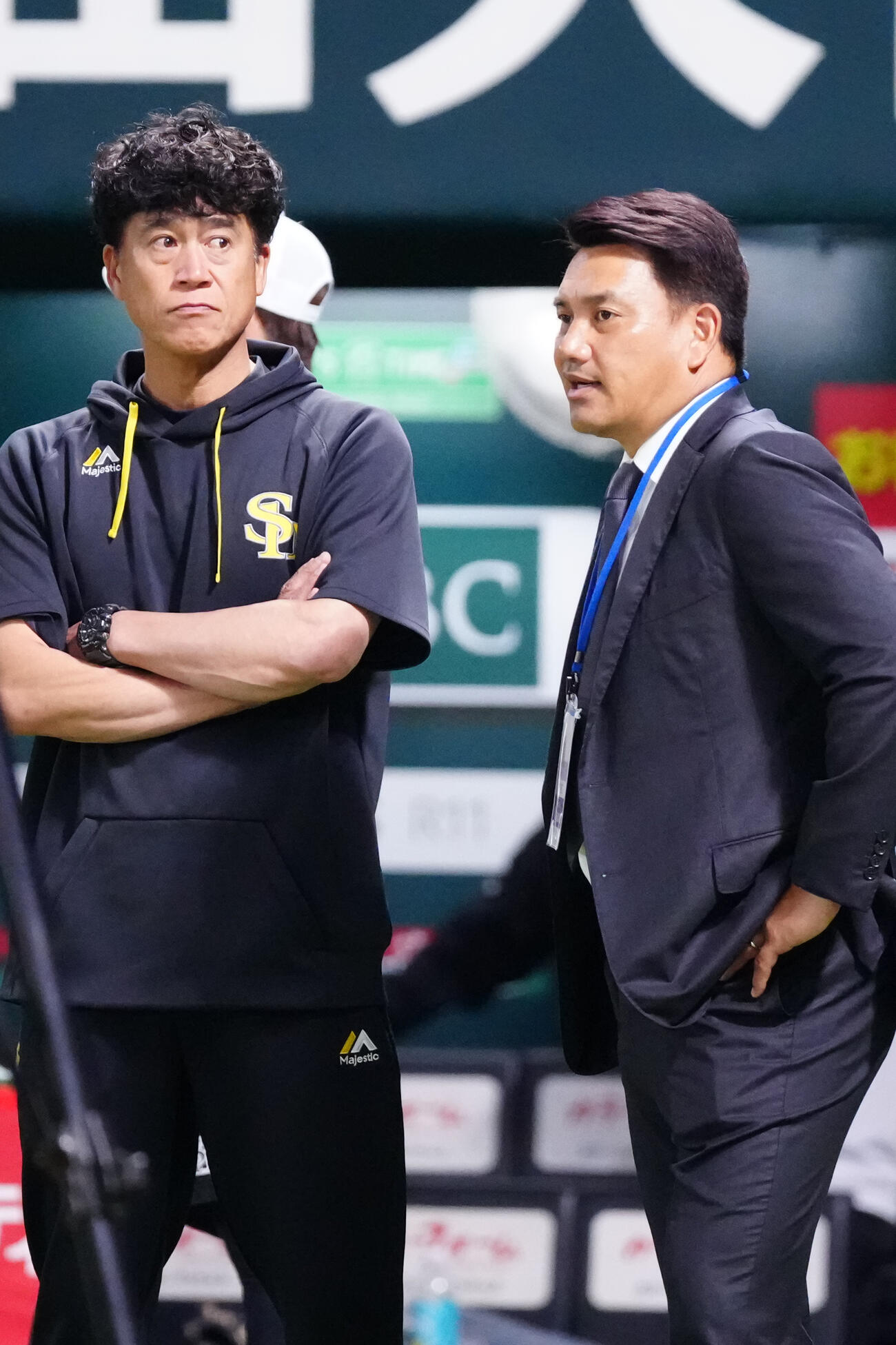 ソフトバンク対DeNA　試合前、言葉を交わす侍ジャパン井口資仁監督（右）とソフトバンク城島健司CBO（撮影・江口和貴）