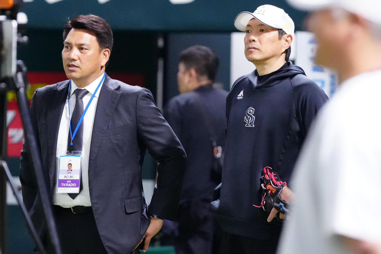 ソフトバンク対DeNA　試合前、言葉を交わすソフトバンク小久保裕紀監督（右）と侍ジャパン井口資仁監督（撮影・江口和貴）