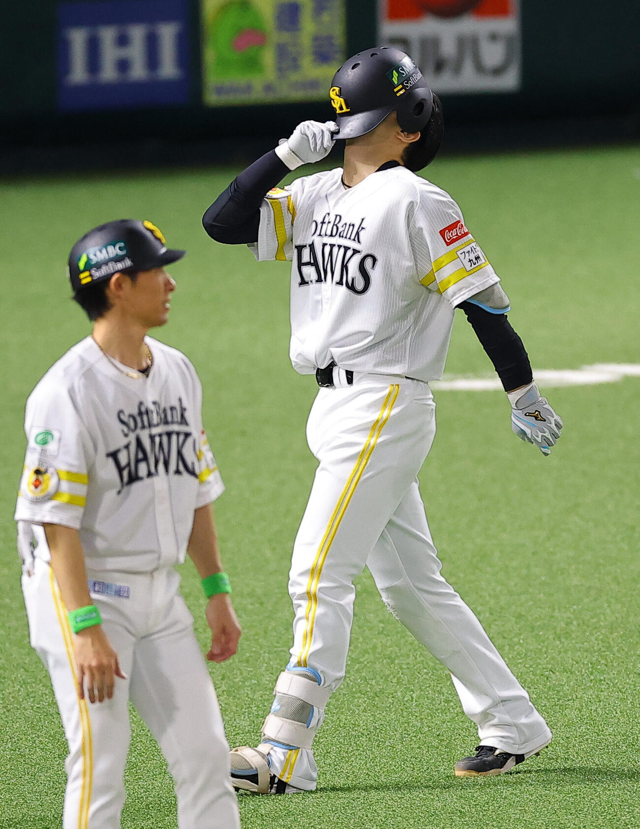ソフトバンク対DeNA 7回裏ソフトバンク1死二塁、投直併殺に倒れた山本祐大はヘルメットで顔を隠す（撮影・上田博志）
