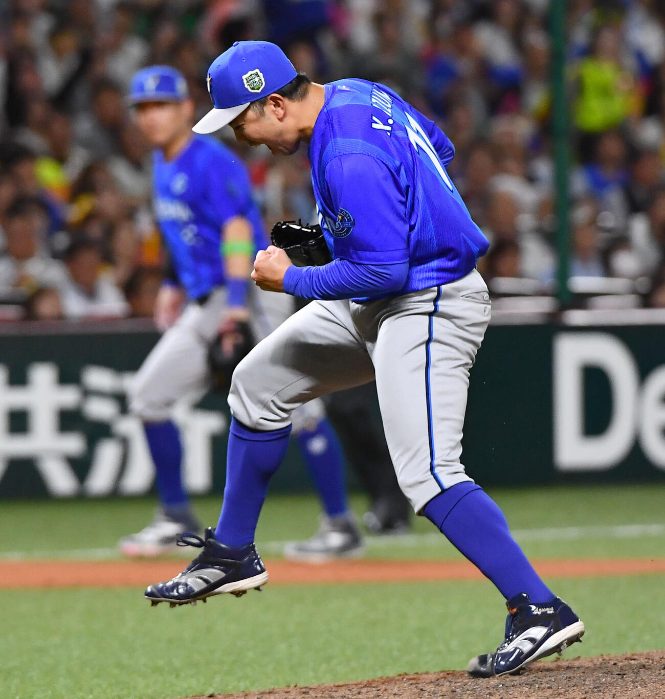 ソフトバンク対DeNA 7回裏ソフトバンク1死二塁、山本祐大の投直で飛び出した二塁走者を併殺とし、ガッツポーズする東克樹（撮影・岩下翔太）