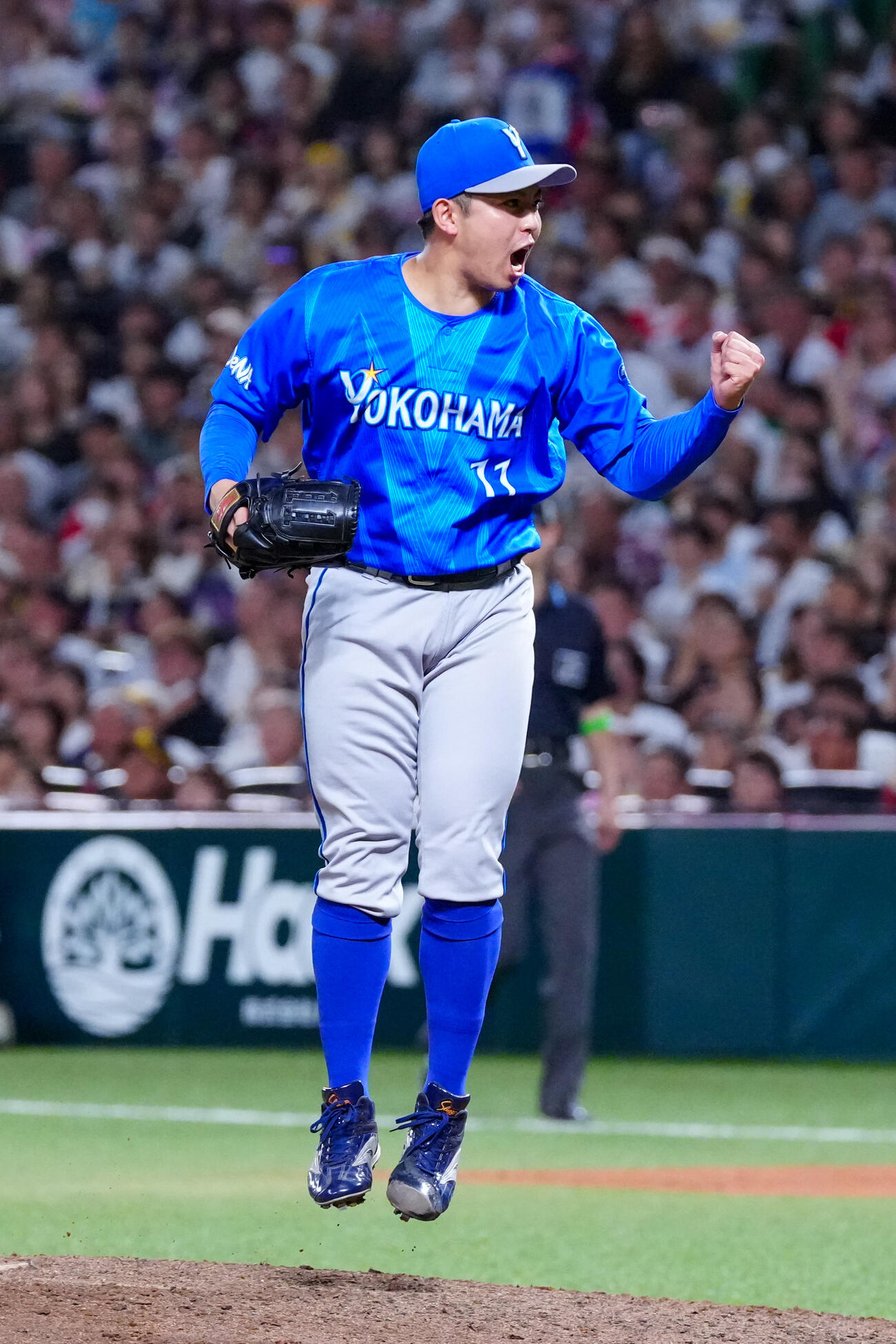ソフトバンク対DeNA 7回裏ソフトバンク1死一塁、代打山本祐大を投直に仕留め併殺とし、ガッツポーズを見せる東克樹（撮影・江口和貴）