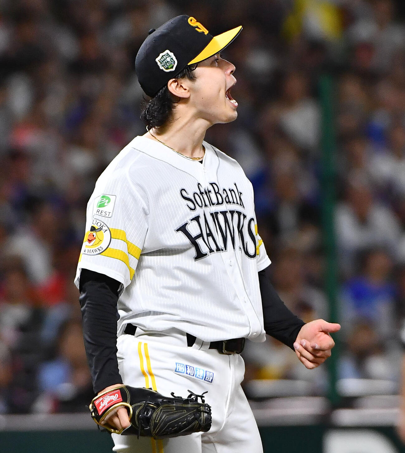 ソフトバンク対DeNA 6回表DeNA2死二、三塁、筒香嘉智を空振り三振に仕留め、雄たけびを上げる松本晴（撮影・岩下翔太）