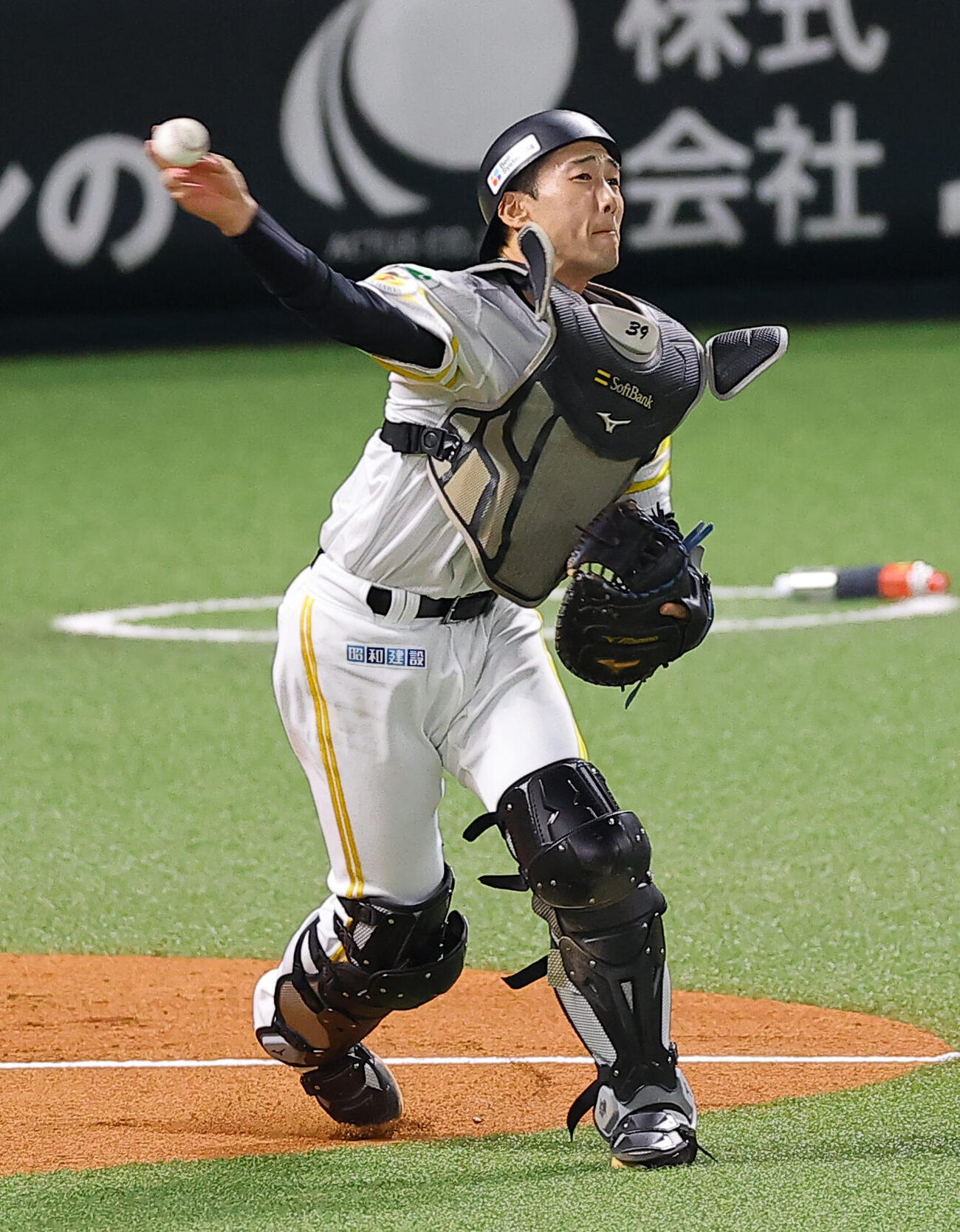 ソフトバンク対DeNA 8回表DeNA無死一塁、山本祐大は成瀬脩人のバントを二塁へ送球し古市尊を封殺する（撮影・上田博志）