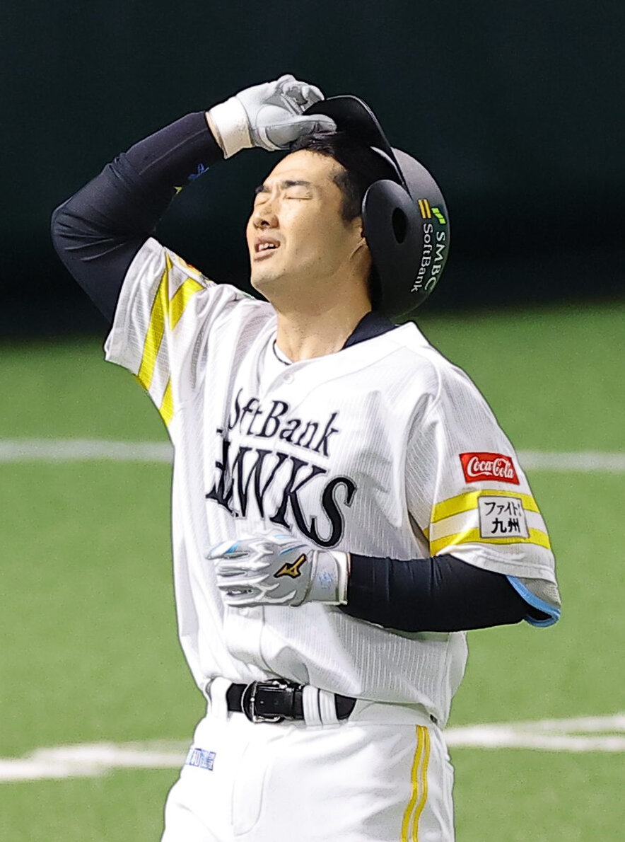 ソフトバンク対DeNA 7回裏ソフトバンク1死二塁、投直併殺打に倒れた山本祐大は悔しそうな表情を見せる（撮影・上田博志）