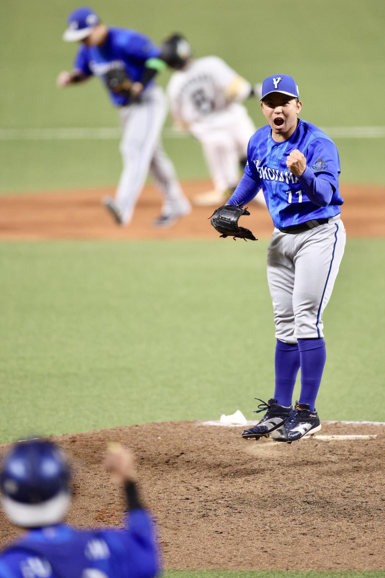 ソフトバンク対DeNA 7回裏ソフトバンク1死一塁、山本祐大を投直併殺に仕留めガッツポーズする東克樹（撮影・河田真司）