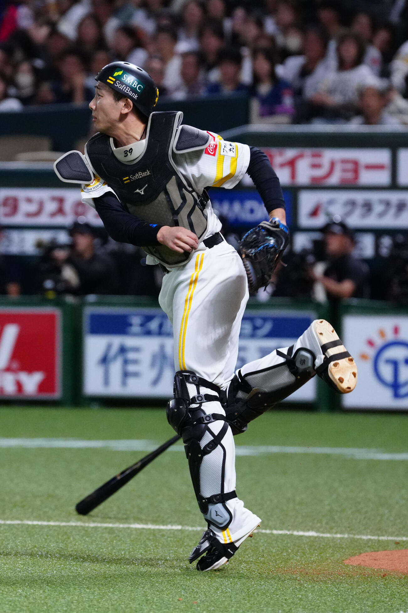 ソフトバンク対DeNA 8回表DeNA無死一塁、成瀬脩人の送りバントを阻止する捕手山本祐大（撮影・江口和貴）