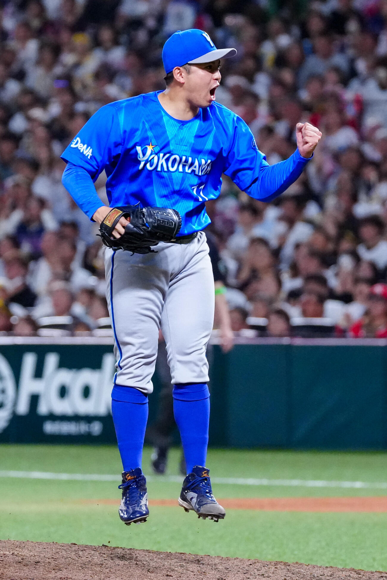 ソフトバンク対DeNA 7回裏ソフトバンク1死一塁、代打山本祐大を投直併殺に打ち取り、ガッツポーズを見せる東克樹（撮影・江口和貴）