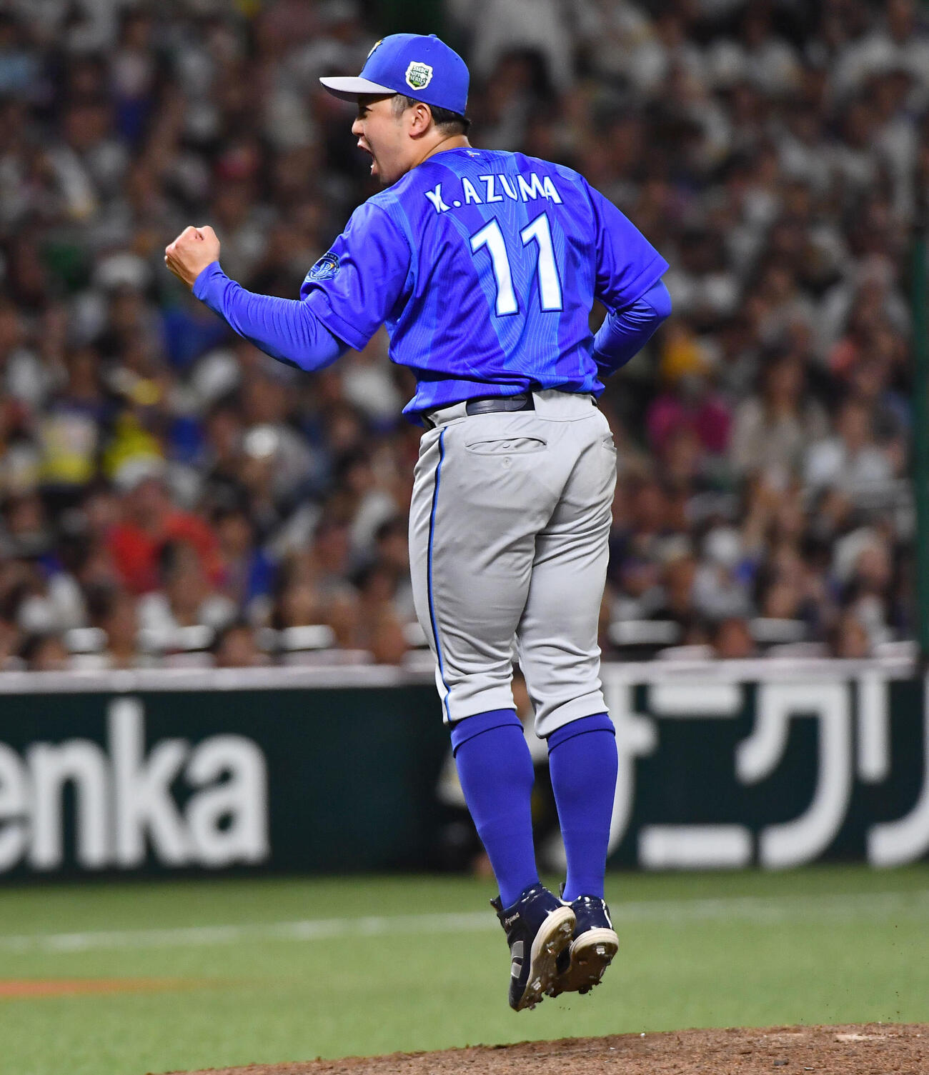 ソフトバンク対DeNA 7回裏ソフトバンク1死二塁、山本祐大の投直で飛び出した二塁走者を併殺とし、ガッツポーズする東克樹（撮影・岩下翔太）