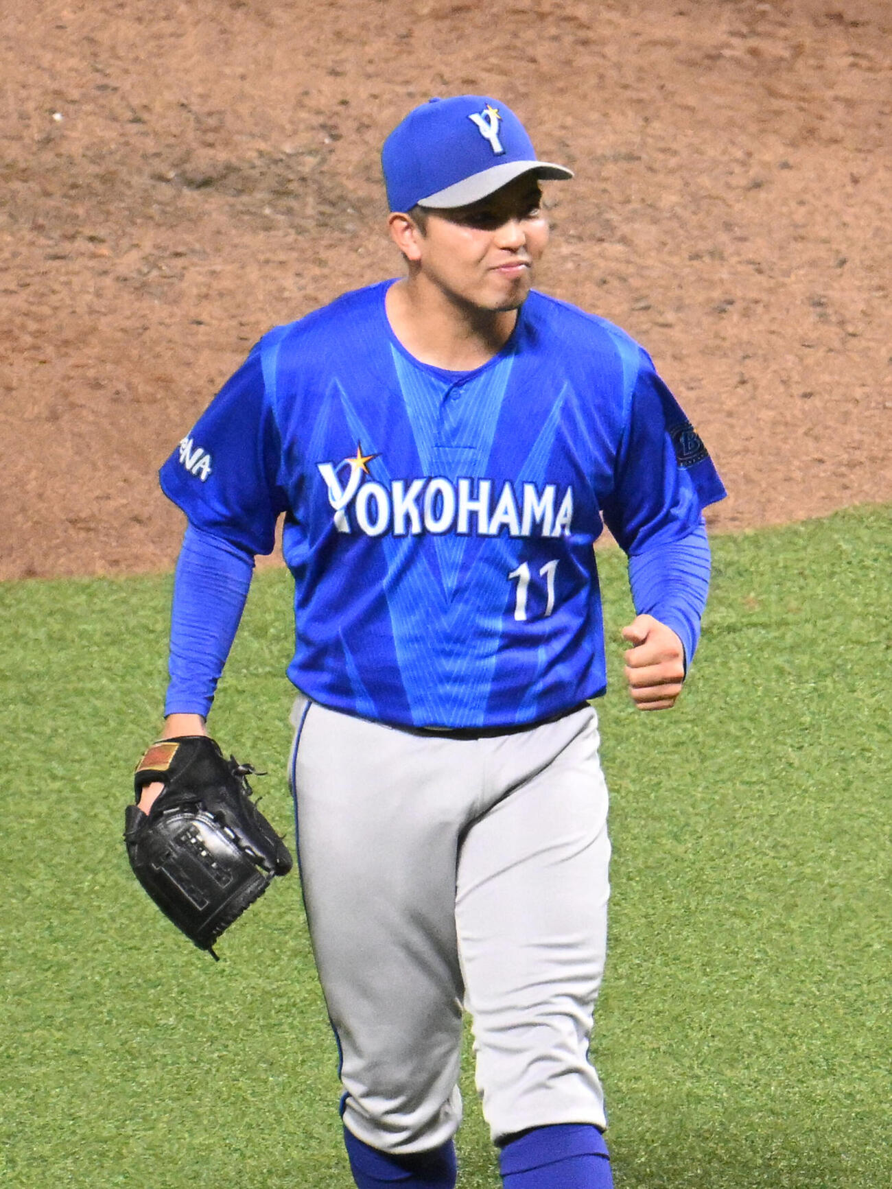 ソフトバンク対DeNA 7回裏ソフトバンク1死一塁、打者山本祐大を併殺打に仕留め笑顔を見せる東克樹（撮影・林敢治）