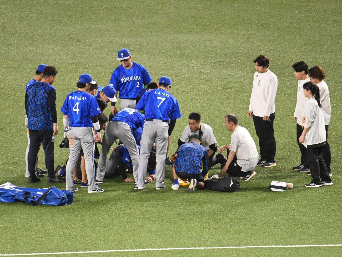 ソフトバンク対DeNA 9回裏ソフトバンク2死二塁、倒れ込む神里和毅（撮影・林敢治）