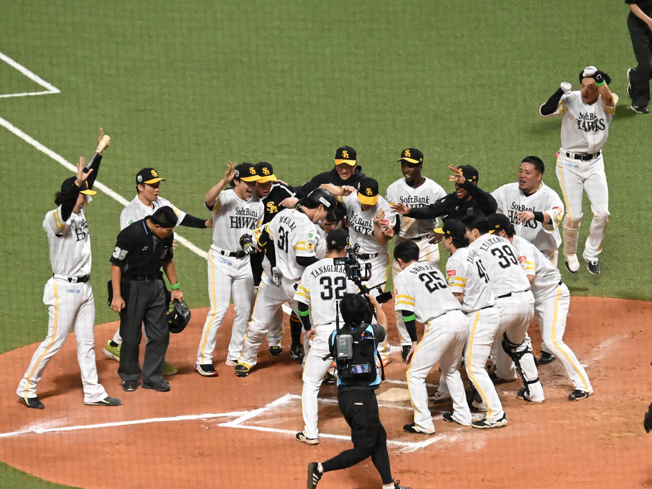 ソフトバンク対DeNA 10回裏ソフトバンク1死、正木智也はサヨナラ本塁打を放ちナインから祝福を受ける（撮影・林敢治）