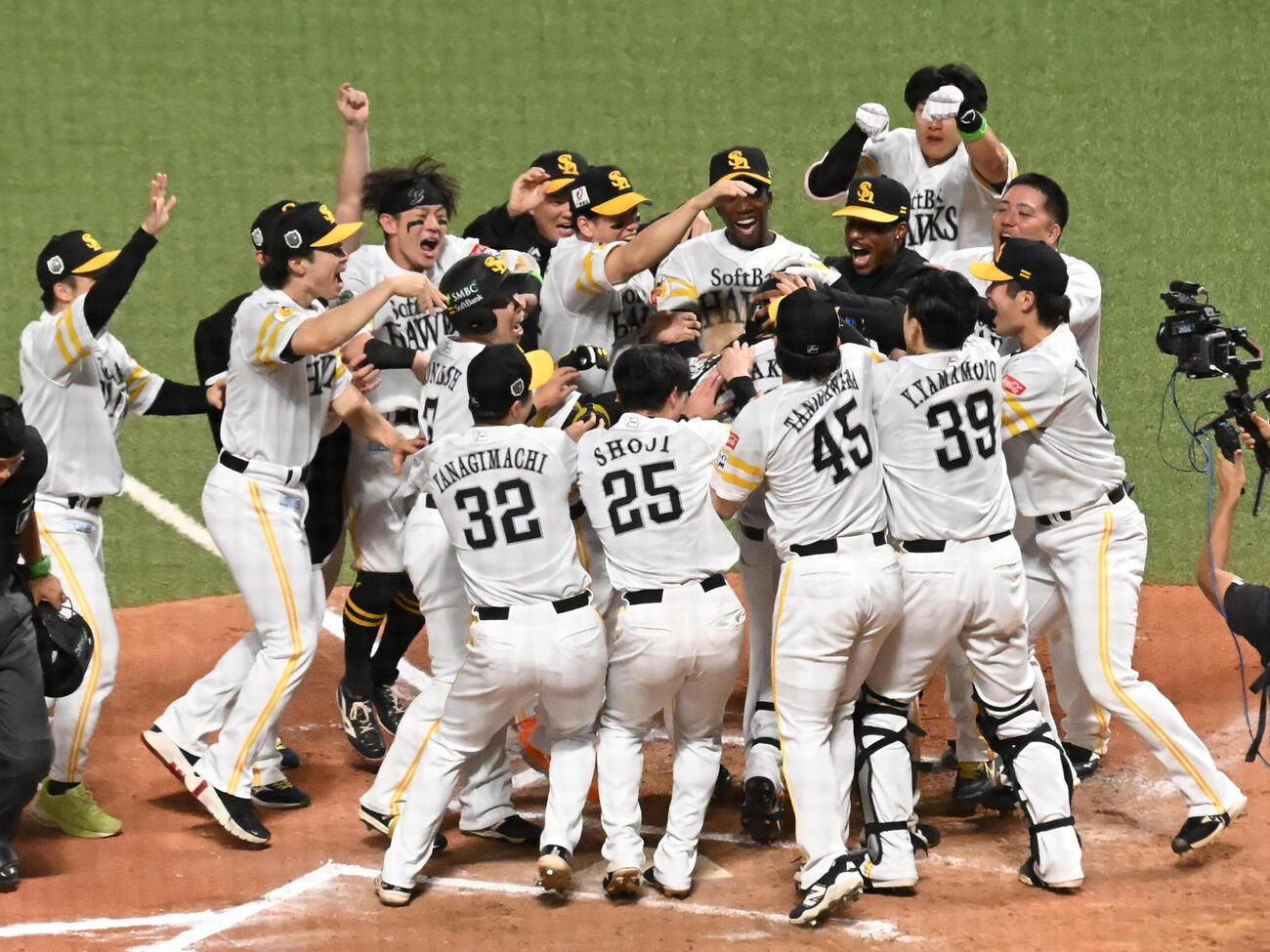 ソフトバンク対DeNA 10回裏ソフトバンク1死、正木智也はサヨナラ本塁打を放ちナインから祝福を受ける（撮影・林敢治）