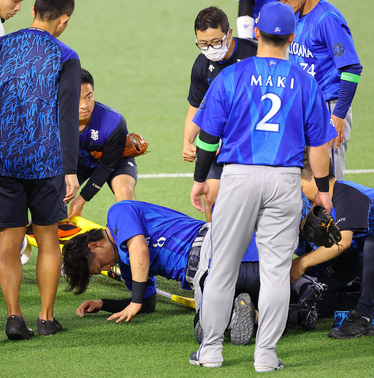 ソフトバンク対DeNA 9回裏ソフトバンク2死二塁、神里和毅（中央）は負傷退場する（撮影・上田博志）