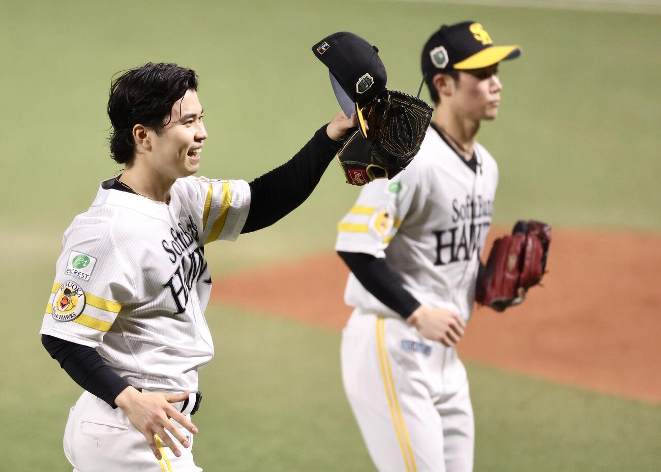 ソフトバンク対DeNA 4回表を抑え笑顔でベンチに戻る松本晴（撮影・河田真司）