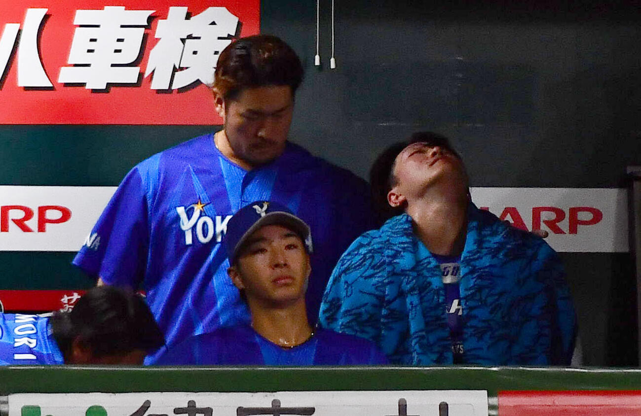 ソフトバンク対DeNA　延長サヨナラ負けとなり、ベンチで戸柱恭孝（左）からなぐさめられる古市尊（撮影・岩下翔太）