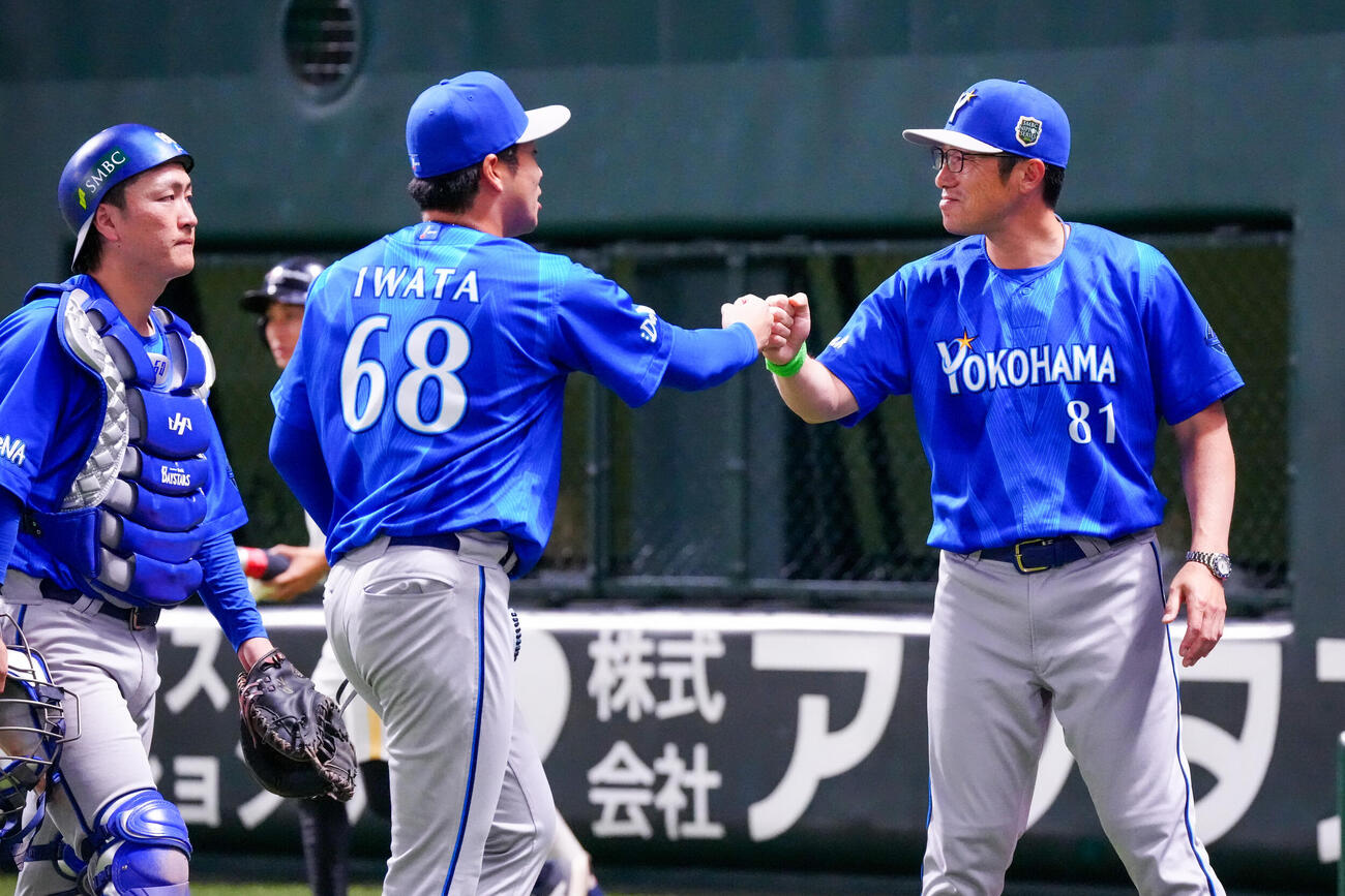 ソフトバンク対DeNA 8回裏終了後、DeNA3番手の岩田将貴（中央）とタッチを交わす相川亮二監督。左は捕手古市尊（撮影・江口和貴）