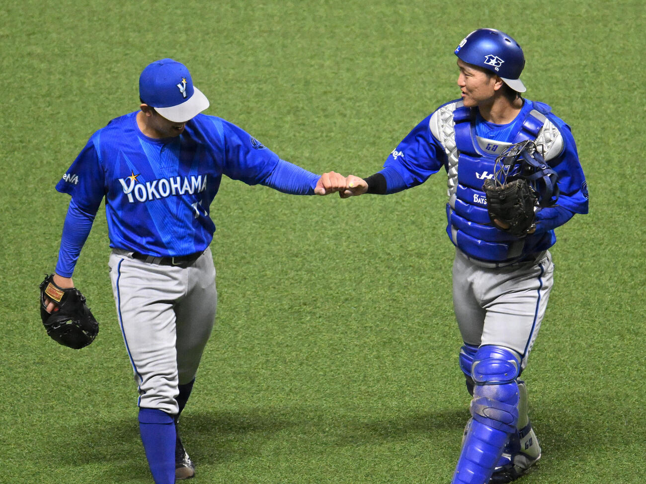ソフトバンク対DeNA 1回裏終了後、タッチを交わす東克樹（左）と古市尊（撮影・林敢治）