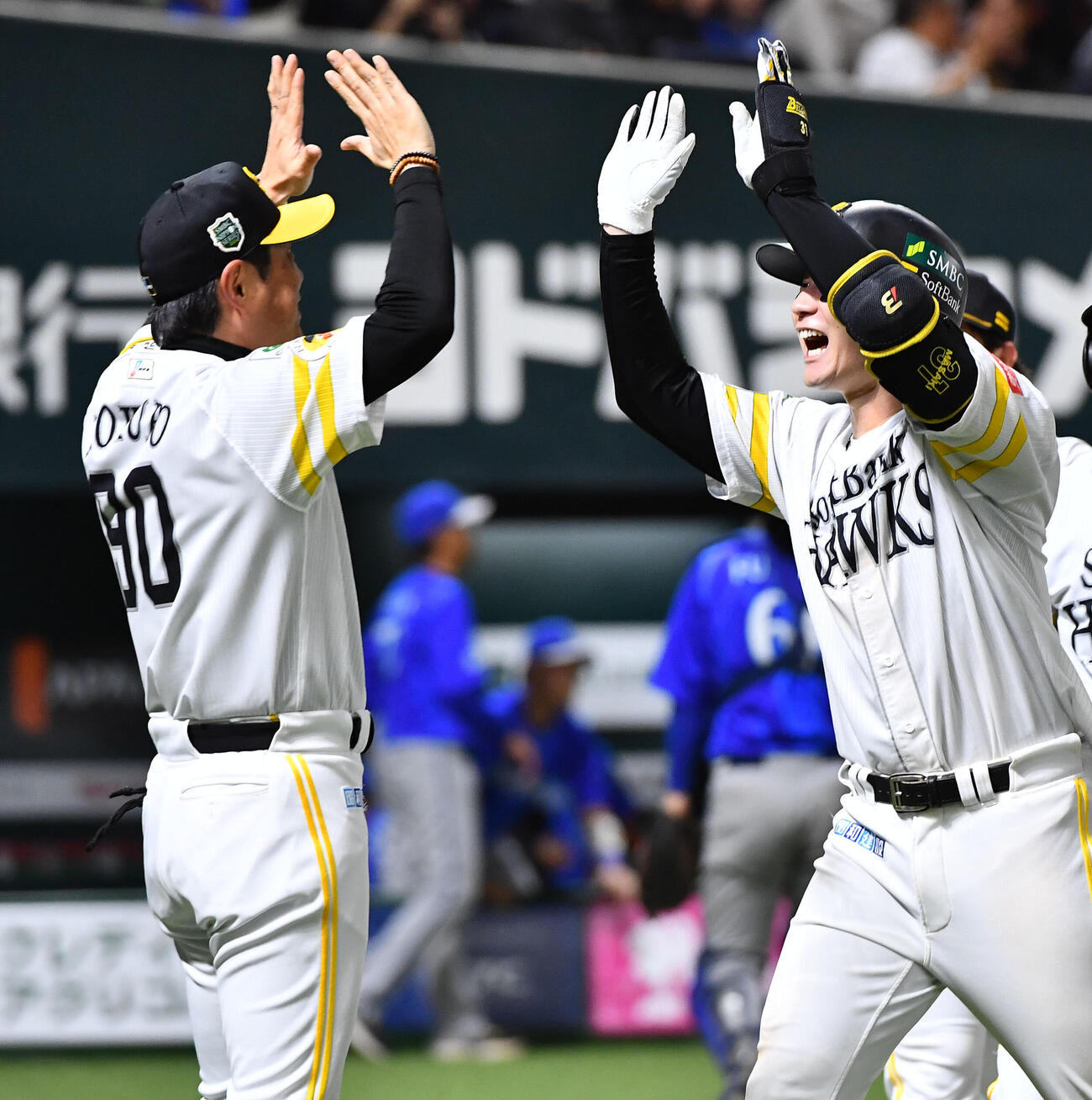 ソフトバンク対DeNA 10回裏ソフトバンク1死、サヨナラ本塁打を放ち、小久保裕紀監督（左）と笑顔でハイタッチする正木智也（撮影・岩下翔太）