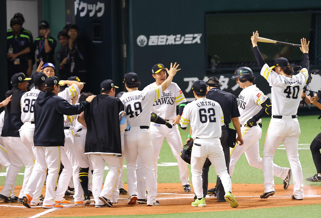 ソフトバンク対DeNA 10回裏ソフトバンク1死、サヨナラ本塁打を放った正木智也（右から2人目）はナインの出迎えを受けながら生還する（撮影・上田博志）
