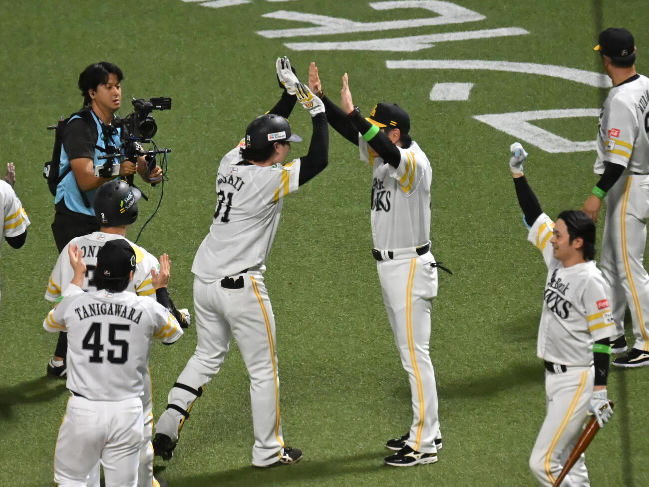 ソフトバンク対DeNA 10回裏ソフトバンク1死、正木智也（左から2番目）はサヨナラ本塁打を放ち小久保裕紀監督とハイタッチを交わす（撮影・林敢治）
