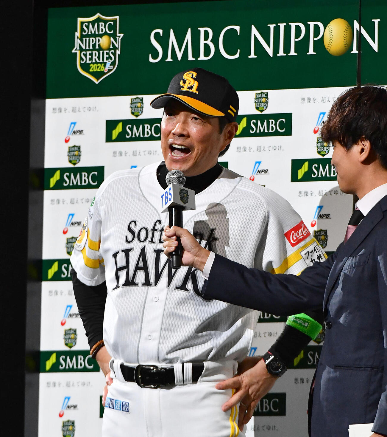 ソフトバンク対DeNA　笑顔で勝利監督インタビューを受けるソフトバンク小久保裕紀監督（撮影・岩下翔太）