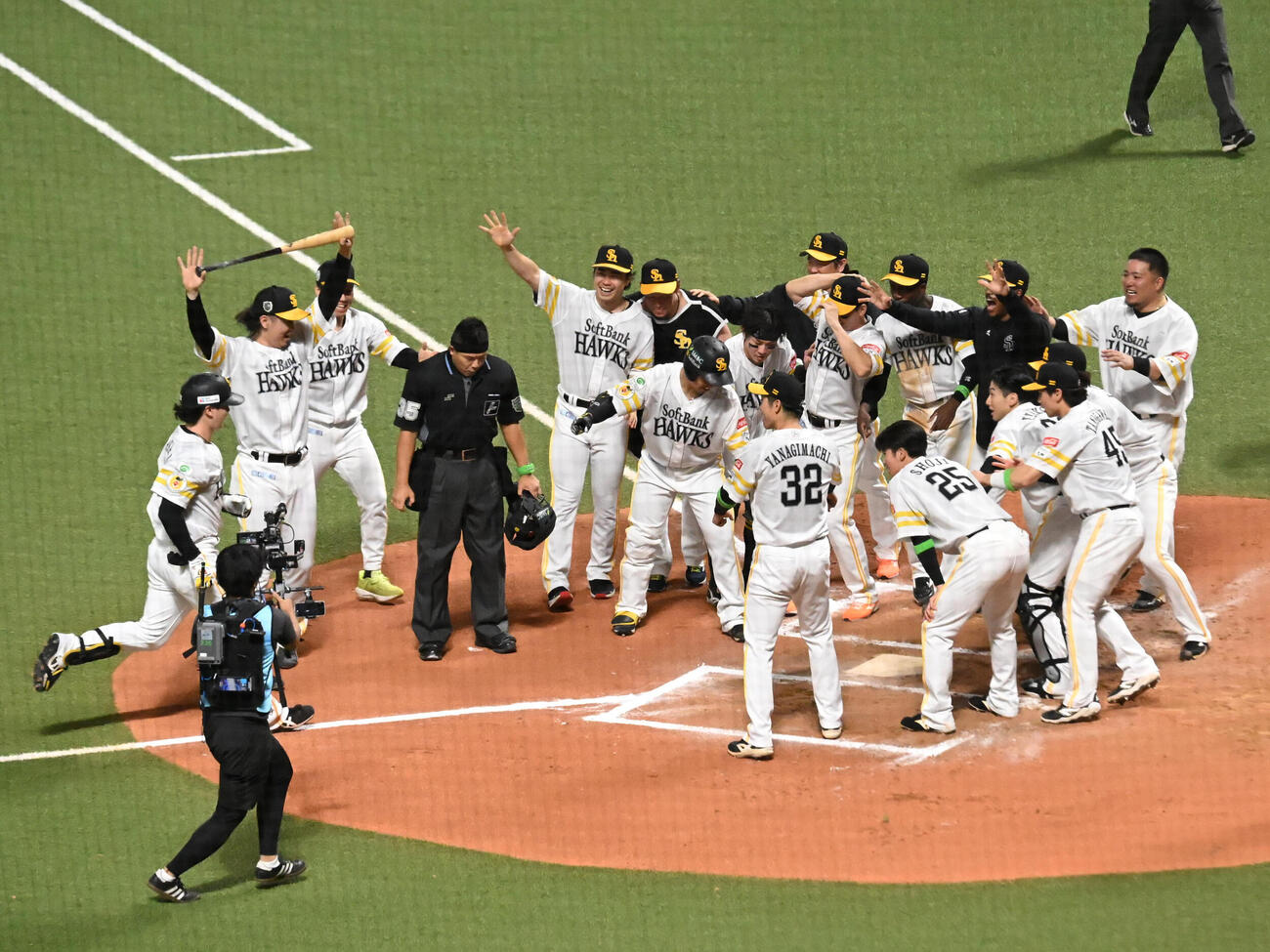 ソフトバンク対DeNA 10回裏ソフトバンク1死、正木智也はサヨナラ本塁打を放ちナインから祝福を受ける（撮影・林敢治）