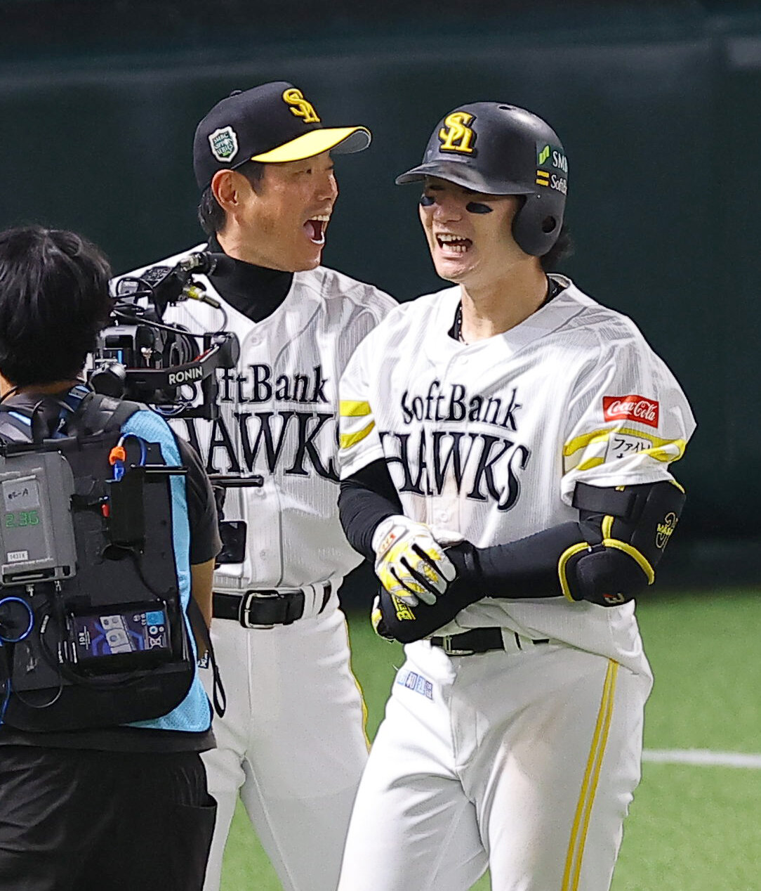 ソフトバンク対DeNA 10回裏ソフトバンク1死、サヨナラ本塁打を放った正木智也（右）を雄たけびを上げながら出迎える小久保裕紀監督（撮影・上田博志）