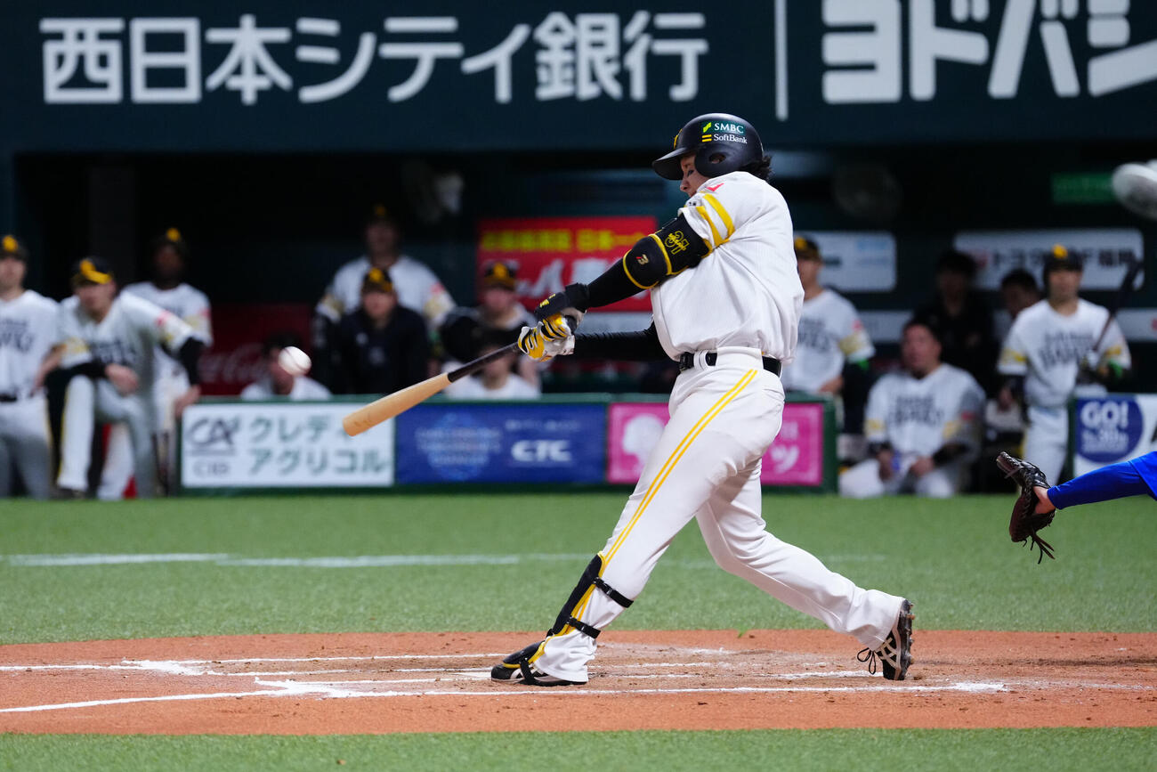ソフトバンク対DeNA 10回裏ソフトバンク1死、サヨナラ本塁打を放つ正木智也（撮影・江口和貴）