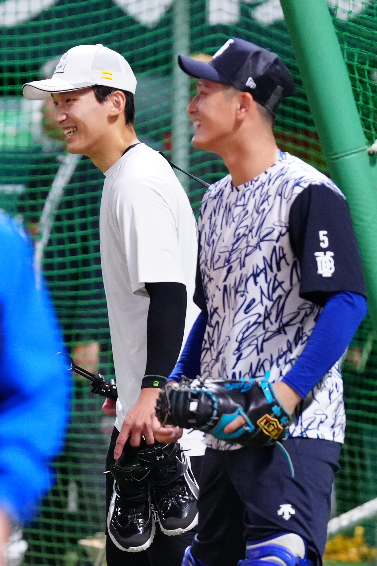 ソフトバンク対DeNA　試合前、言葉を交わすDeNA松尾汐恩（右）とソフトバンク前田悠伍（撮影・江口和貴）