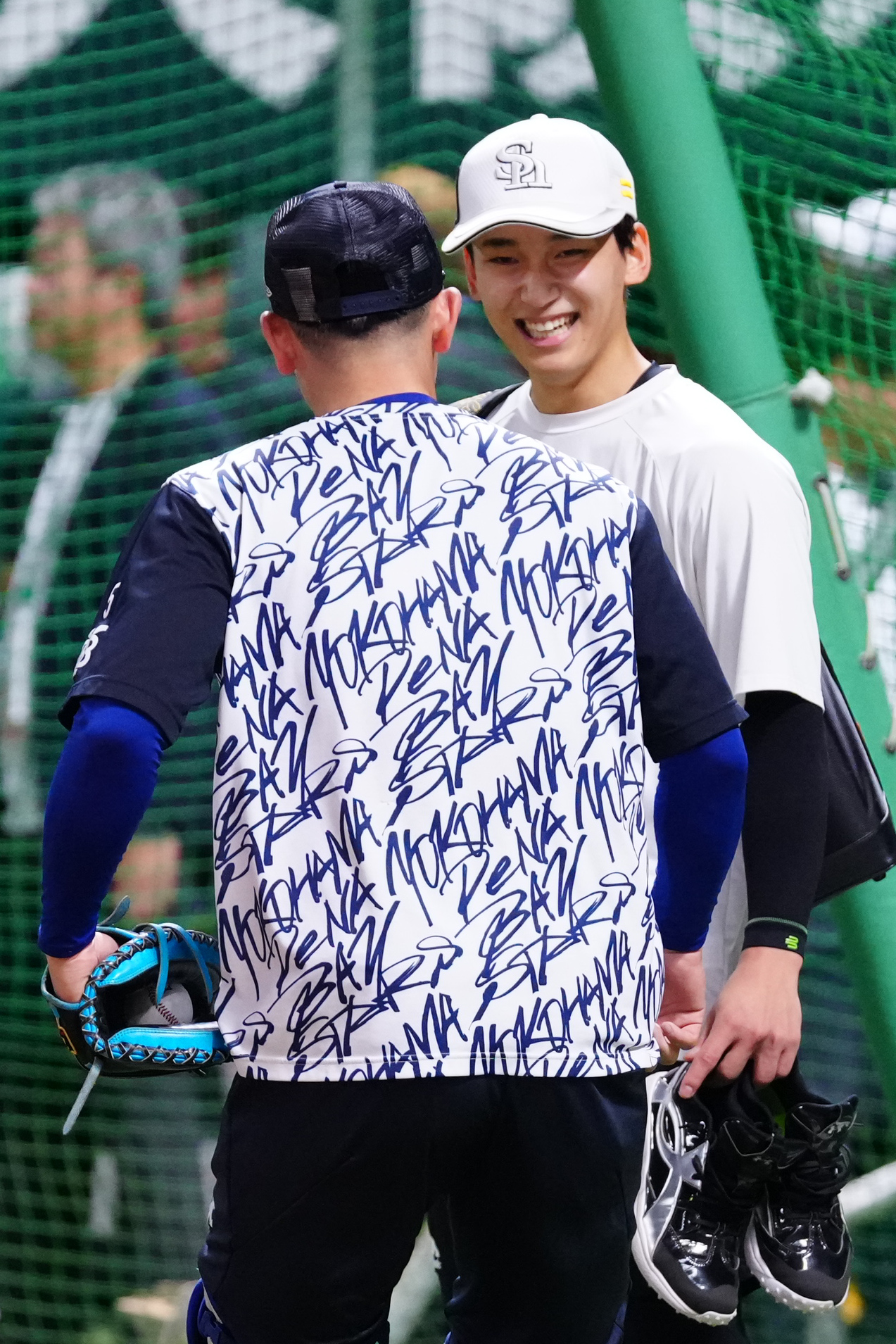 ソフトバンク対DeNA　試合前、DeNA松尾汐恩（手前）と言葉を交わすソフトバンク前田悠伍（撮影・江口和貴）